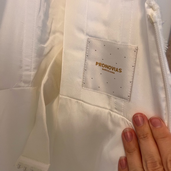 Brand new wedding gown by Pronovias! - Picture 5 of 12